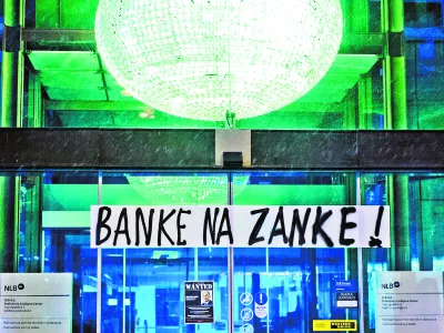 - ilustrativna fotografijakapitalizem, varčevalni ukrepi, zategovanje pasu, finančna kriza, NLB, banka, banke, transparent, pohlep, bančni&scaron;tvo- Ljubljana 2012 - protest proti politični in županski eliti v Sloveniji 2012 - GOTOVI SO! - shod na Kongresnem trgu - pohod po ljubljani//FOTO: Tomaž Zajel&scaron;nik 