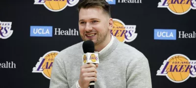 Los Angeles Lakers Luka Dončić je priznal, da novici o prodaji sprva tudi sam ni verjel. / Foto: AP