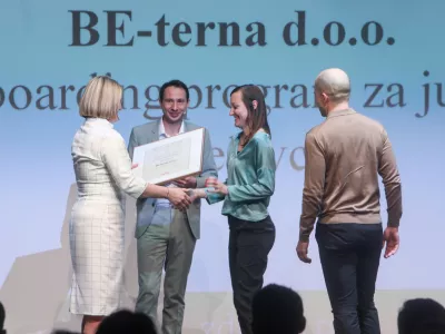 - Nagrada Zlata praksa za podjetje BE- terna d.o.o.-Tina Posavec, senior HR buisiness partner BE-terna in Iztok Juvan, dir. regijskega področja,- Petra Golmajer, vodja marketinga Dnevnik d.d.- Voditelj in povezovalec Robert Petan,- 29.03.2024. Zlata Nit, zaključek medisko raziskovalnega projekta časopisne družbe Dnevnik d.d. s podelitvijo nagrad najbolj&scaron;im zaposlovalcem v Sloveniji.//FOTO: Bojan Velikonja