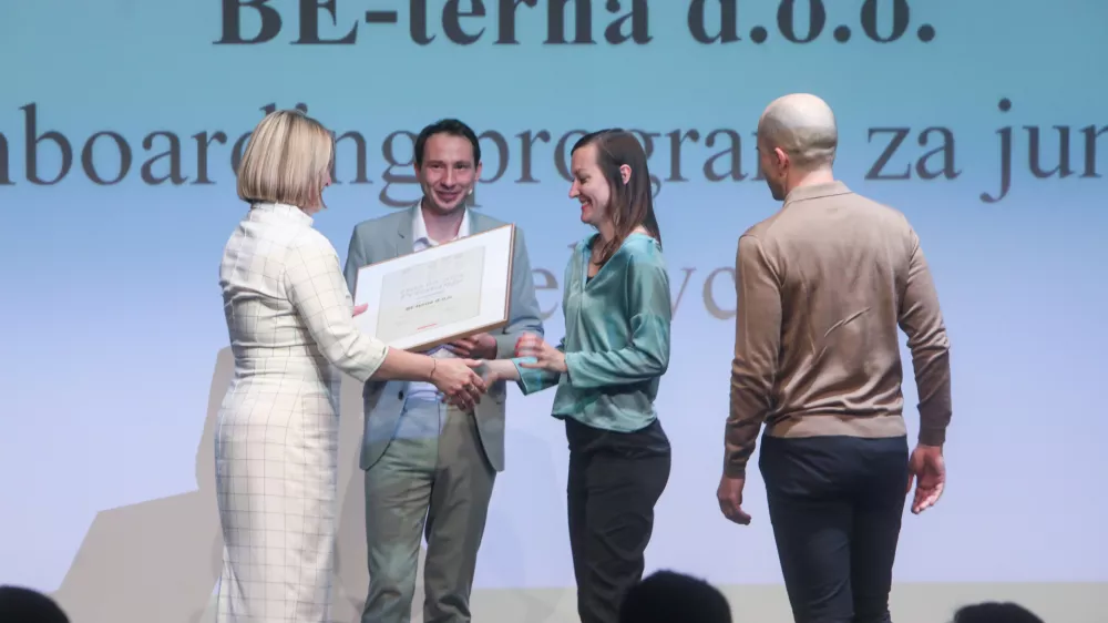 - Nagrada Zlata praksa za podjetje BE- terna d.o.o.-Tina Posavec, senior HR buisiness partner BE-terna in Iztok Juvan, dir. regijskega področja,- Petra Golmajer, vodja marketinga Dnevnik d.d.- Voditelj in povezovalec Robert Petan,- 29.03.2024. Zlata Nit, zaključek medisko raziskovalnega projekta časopisne družbe Dnevnik d.d. s podelitvijo nagrad najbolj&scaron;im zaposlovalcem v Sloveniji.//FOTO: Bojan Velikonja