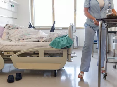 - simbolična fotografija - bolni&scaron;ka soba - postelja - bolnik - medicinska sestra- 23.03.2017 - Interna klinika UKC Ljubljana - Klinični oddelek za pljučne bolezni in alergije - obnovljeni prostori - zdravstvo //FOTO: Matjaž Ru&scaron;t