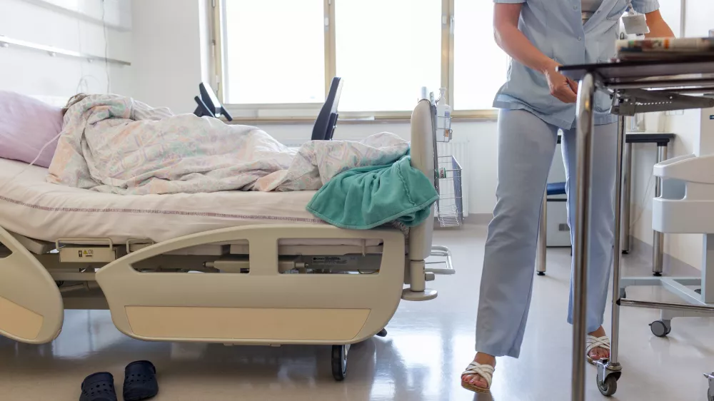 - simbolična fotografija - bolni&scaron;ka soba - postelja - bolnik - medicinska sestra- 23.03.2017 - Interna klinika UKC Ljubljana - Klinični oddelek za pljučne bolezni in alergije - obnovljeni prostori - zdravstvo //FOTO: Matjaž Ru&scaron;t