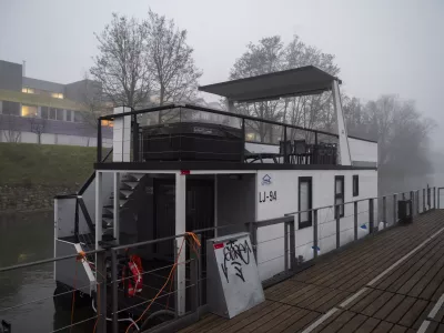 Hi&scaron;ici so najprej postavili na &Scaron;pici, danes pa stojita ob Dolgem bregu. Foto: Nik Erik Neubauer