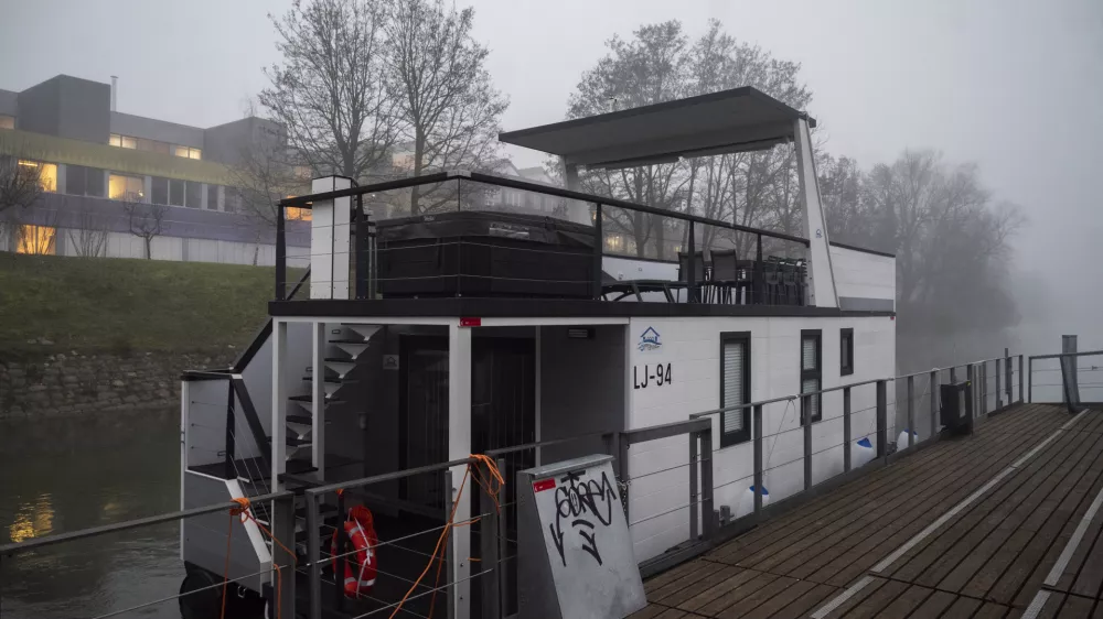 Hi&scaron;ici so najprej postavili na &Scaron;pici, danes pa stojita ob Dolgem bregu. Foto: Nik Erik Neubauer