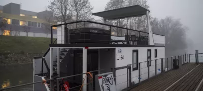 Hišici so najprej postavili na Špici, danes pa stojita ob Dolgem bregu. Foto: Nik Erik Neubauer