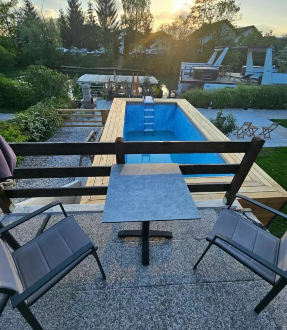 Hi&scaron;ki stojita ob Dolgem bregu, na reki pred hi&scaron;o, ki jo podjetje Apartment oddaja na platformi Booking.&nbsp;Foto: zajem zaslona