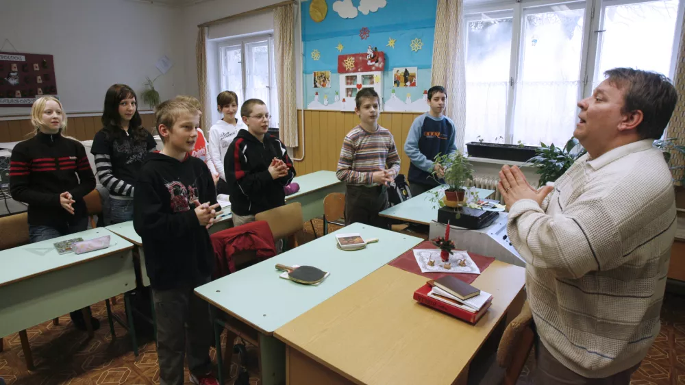 - Slovensko Porabje - Osnovna &Scaron;ola Sakalovci/Szakonyfalu - verouk- Porabje leži ob reki Rabi pri Mono&scaron;tru (Szentgotth&aacute;rd) v Železni županiji na Madžarskem, med avstrijsko in slovensko mejo - meri 94 kvadratnih kilometrov, naseljujejo pa ga Slovenci. Na severu je ravninsko, omejuje ga reka Raba &ndash; od tod tudi ime območja,- prebivalci Porabski Slovenci - 5.000 do 6.000 pripadnikov slovenske manj&scaron;ine, ki žive v vaseh južno od Mono&scaron;tra na ozemlju dana&scaron;nje Madžarske,//FOTO: Tomaž SkaleOPOMBA: ZA OBJAVO V PRILOGI &ndash; DNEVNIKOV OBJEKTIV - REPORTAŽA