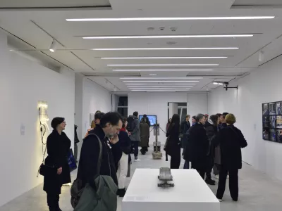 Rolka, izdelana iz cestnih ovir &ndash; delo francoskega umetnika The Wa &ndash; na razstavi Predstava mesta v Muzeju sodobne umetnosti Metelkova. Foto: Dejan Habicht, Moderna galerija