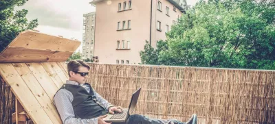 Working on a laptop at home, working on a terrace / Foto: Miha9000