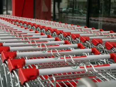 - nakupovalni voziček Spar- 23.10.2017 &ndash; &Scaron;tepanjsko naselje - Spar Slovenija gradi svoj stoti trgovski center v križi&scaron;ču Litijske in Hru&scaron;evske ceste v Ljubljani &ndash; gradnja - gradbi&scaron;če//FOTO: Bojan Velikonja