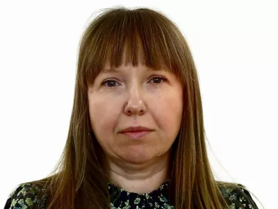 Nina Knavs- Redakcija Dnevnik 2024 - portreti za komentarje in kolumne - kolumnisti - komentatorji &ndash; novinarji - portret //FOTO: Luka Cjuha