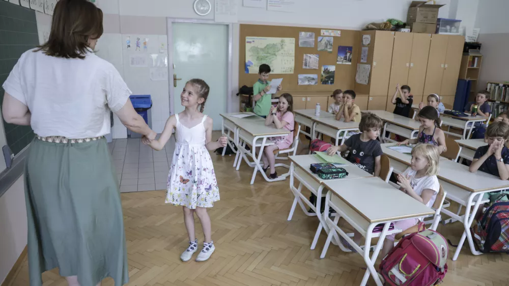 - 23.06.2023 - zaključek &scaron;olskega leta in začetek poletnih počitnic 2023 - zadnji dan pouka v &scaron;olskem letu 2022/23 - &scaron;olstvo, spričevala, učenci - osnovna &scaron;ola - Majda Vrhovnik //FOTO: Jaka Gasar