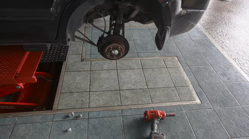 menjava zimskih gum. Vulkanizer Travnik - 09.11.2023 &ndash; Vulkanizerstvo - sezonska menjava pnevmatik - //FOTO: Luka Cjuha