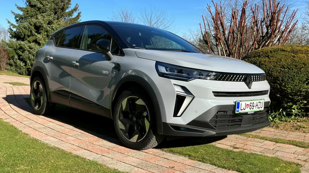 Renaultov captur je v&scaron;ečno oblikovan majhen &scaron;portni terenec, ki mu hibridni pogon &scaron;e kako pristaja. Zmogljivosti so povprečne. Foto: Matej &Scaron;takul