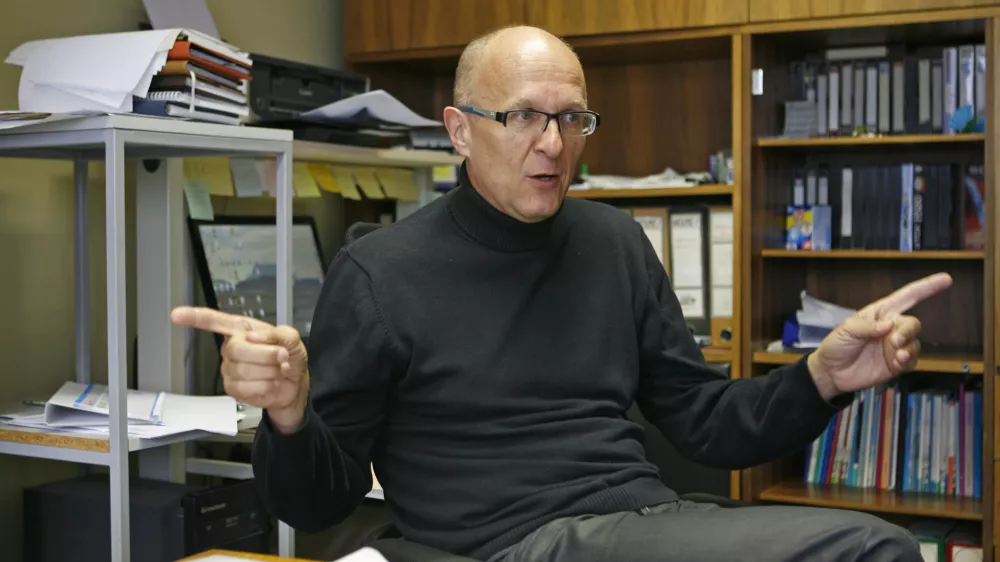 - 30.03.2015 - Gregor Pečan, ravnatelj O&Scaron; Janka Modra iz Dola pri Ljubljani in novi predsednik Združenja ravnateljic in ravnateljev osnovnih in glasbenih &scaron;ol//FOTO: Tomaž Skale