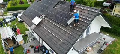 Po prepričanju koalicije so lastniki sončnih elektrarn najbolj ranljiva skupina med gospodinjskimi odjemalci. Zato jih je bilo treba s posebnim zakonom zaščititi pred dvigom omrežnine. Foto: Anja Hreščak 