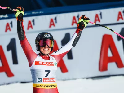 06 February 2025, Austria, Saalbach-Hinterglemm: Austria's Stephanie Venier celebrates her best time in the finish area of the Women's Super G race during the FIS Alpine World Ski Championships in Saalbach. Photo: Jens B&uuml;ttner/dpa