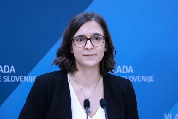 Tina Ser&scaron;en, državna sekretarka na ministrstvu za okolje, podnebje in energijo

Vlada se zaveda neodvisnosti neodvisnega regulatorja, a tudi ta neodvisnost mora delovati v okvirih vi&scaron;jih državnih strate&scaron;kih podnebno-energetskih ciljev.