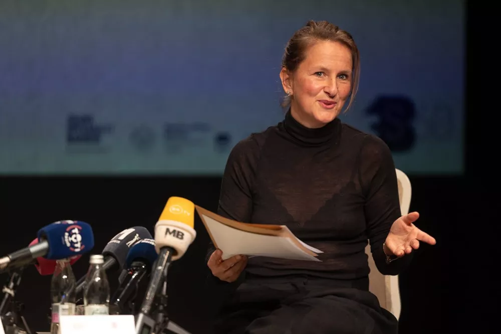 Ajda Rooss, selektorica:&nbsp;&raquo;Tako kot družba mora tudi gledali&scaron;če prestopiti prag lastne minljivosti in si dovoliti simbolno smrt. Da bi ohranilo svojo vitalnost, svoj notranji impulz, spiritus agens, mora simbolno umreti, da bi lahko znova osmislilo in redefiniralo svoje bistvo. Kajti &scaron;ele v soočenju s svojo minljivostjo lahko v polnosti slavi življenje.&laquo;&nbsp;Foto: STA