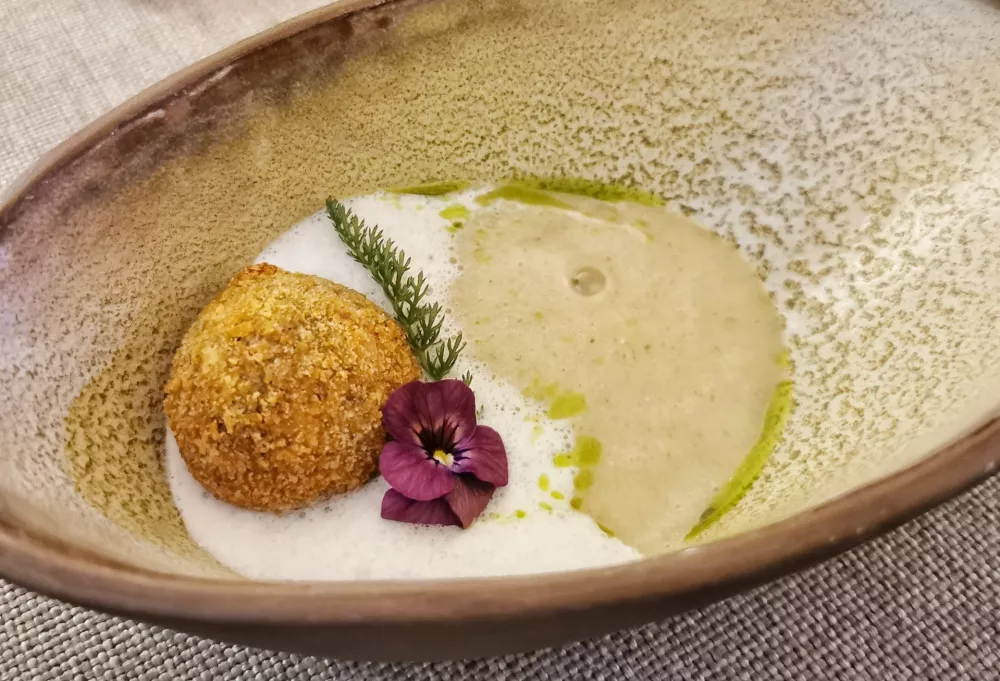 Topinamburjeva juha z belo čokolado in ocrvta krvavica s črno čokolado, Restavracija Dveri