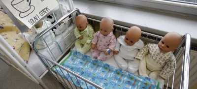 - Srednja zdravstvena šola v Ljubljani, Poljanska cesta 61, - izobraževanje v programih za poklic tehnik zdravstvene nege in bolničar negovalec - simbolična fotografija - zdravstvo - dojenček - nedonošenček - otrok - bolnišnica - pediatrija - - Informativni dnevi 2015 - informativni dan na fakultetah in srednjih šolah za bodoče študente in dijake - izobraževanje - šolstvo - študij - dijaki - študenti - //FOTO: Tomaž Skale