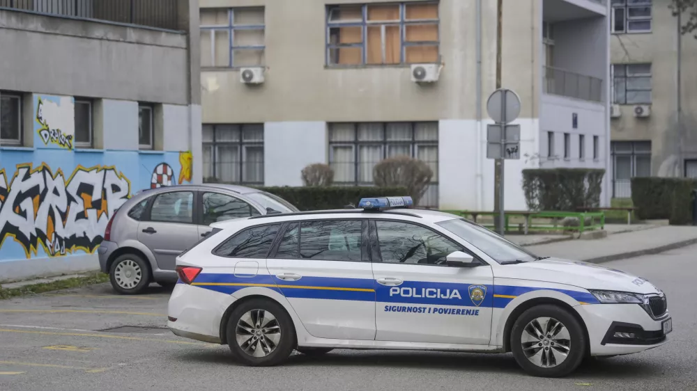 Policija pred Elektrotehni&scaron;ko in Strojno &scaron;olo Frana Bo&scaron;njakovića v Konaovski ulici. Foto: Pixsell
