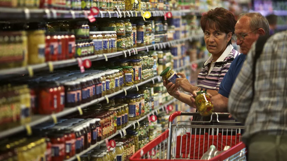 - tematska fotografija - marže pri trgovcih - razlika med nabavno in prodajno ceno blaga v trgovini, Mercator - potro&scaron;niki - nakupovanje //FOTO: Jaka Adamič