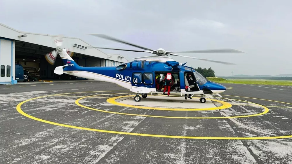 Policijski helikopter z ekipo gorskih re&scaron;evalcev.