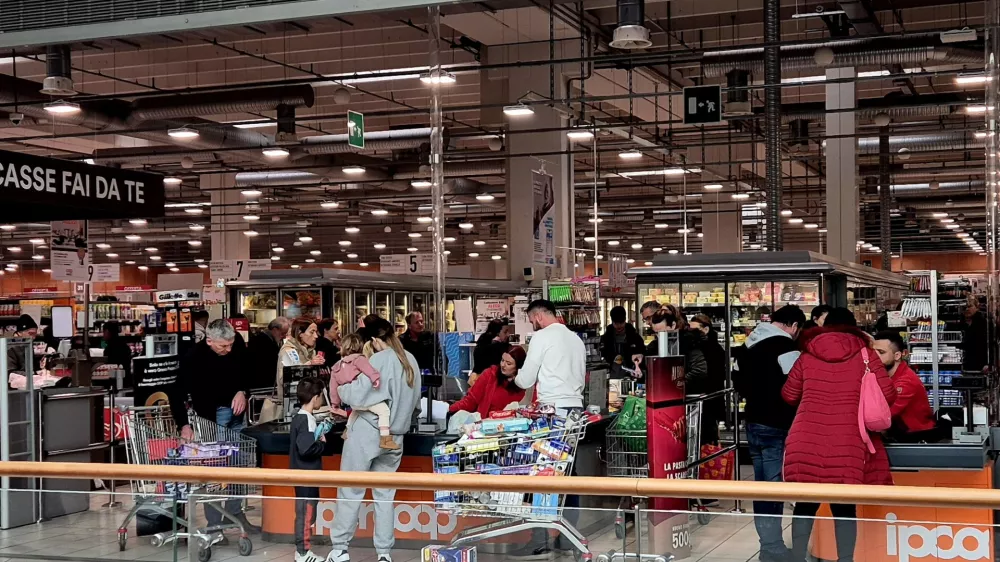 Na sliki je trgovina Ipercoop v nakupovalnem sredi&scaron;ču Montedoro, tik čez mejo. Foto: Dnevnik