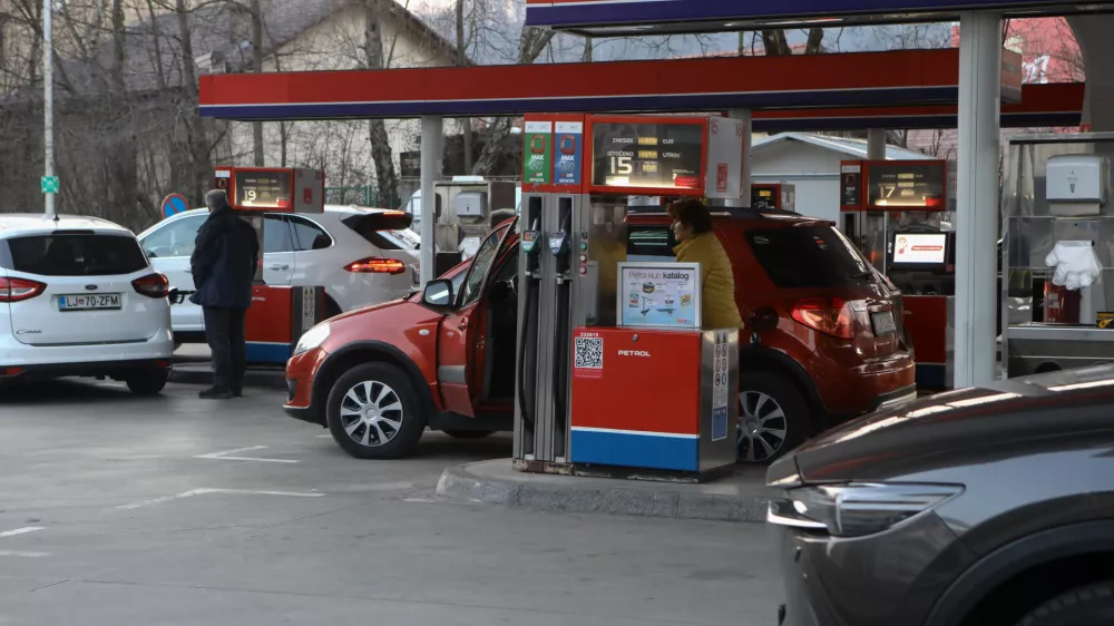 Bencinski servis Petrol - &Scaron;martinska cesta v Ljubljani.- 07.03.2022 - podražitev pogonskih goriv v Sloveniji - gneča na bencinskih črpalkah - liter bencina dražji za deset centov, liter dizla dražji za dvajset centov - kolona vozil. //FOTO: Luka Cjuha