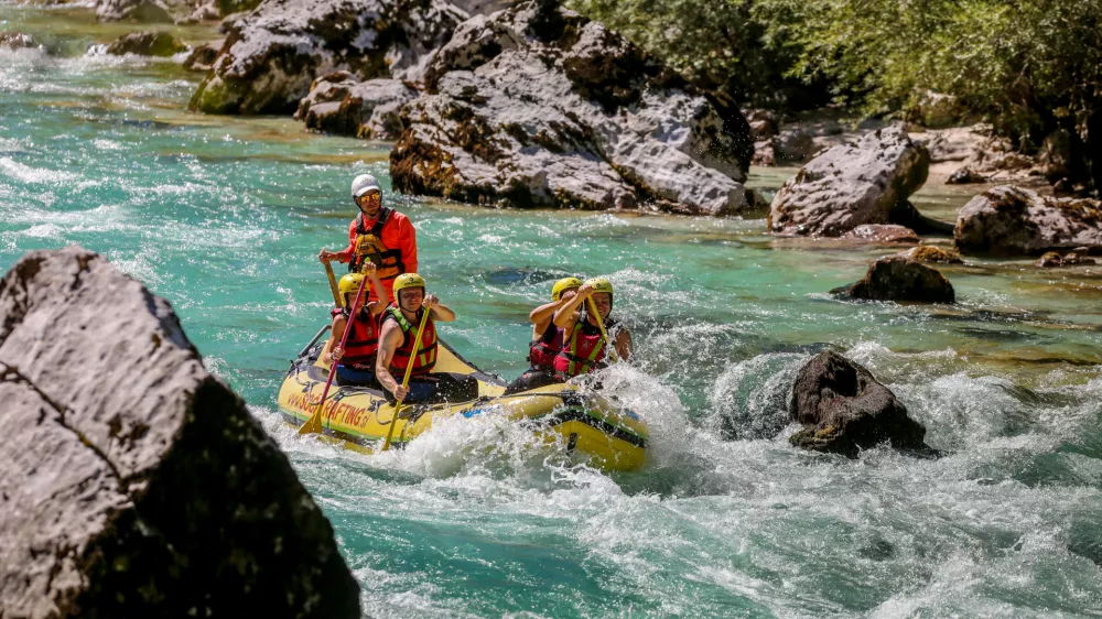 Rafting na Soči, cilj pri Trnovem ob Soči- Soča rafting Bovec -- 14.08.2016 - Posočje - Poletni Dnevnik - počitni&scaron;ka reportaža - poletno dopustovanje - turizem -     //FOTO: Bojan Velikonja