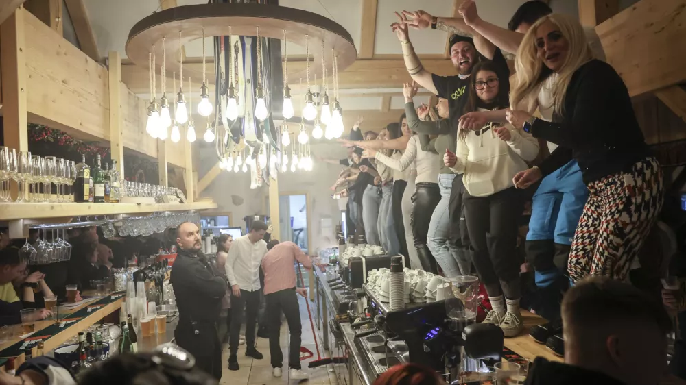 - 01.02.2025 - Apres ski zabava, Krvavec - smučanje, zabava, glasba, ples, veselje, smuči&scaron;če//FOTO: Jaka GasarOPOMBA: ZA OBJEKTIV - REPORTAŽA