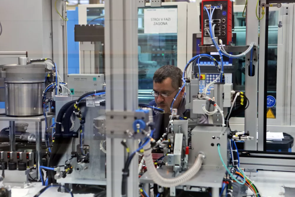 - Podjetje KOLEKTOR Orodjarna, načrtovanje in izdelava orodij d.o.o. Idrija, tovarna - proizvodnja - //FOTO: Bojan Velikonja