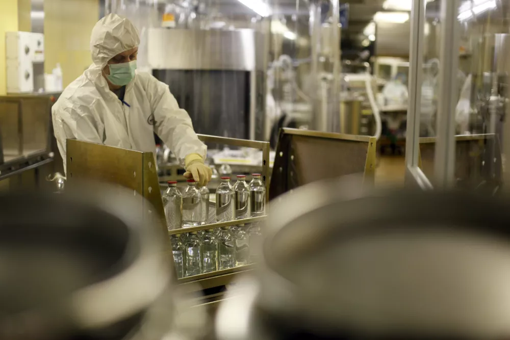 ﻿- simbolična fotografija - zdravstvo - farmacija- Lekarna Ukc Ljubljana - Univerzitetni klinični center (UKC) Ljubljana 2013 - podzemlje - kletni prostori//FOTO: Jaka Gasar