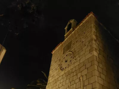 Zvonik na Pagu, ki ga je po&scaron;kodoval potres