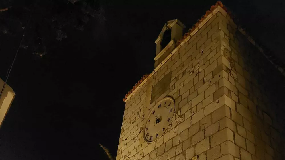 Zvonik na Pagu, ki ga je po&scaron;kodoval potres