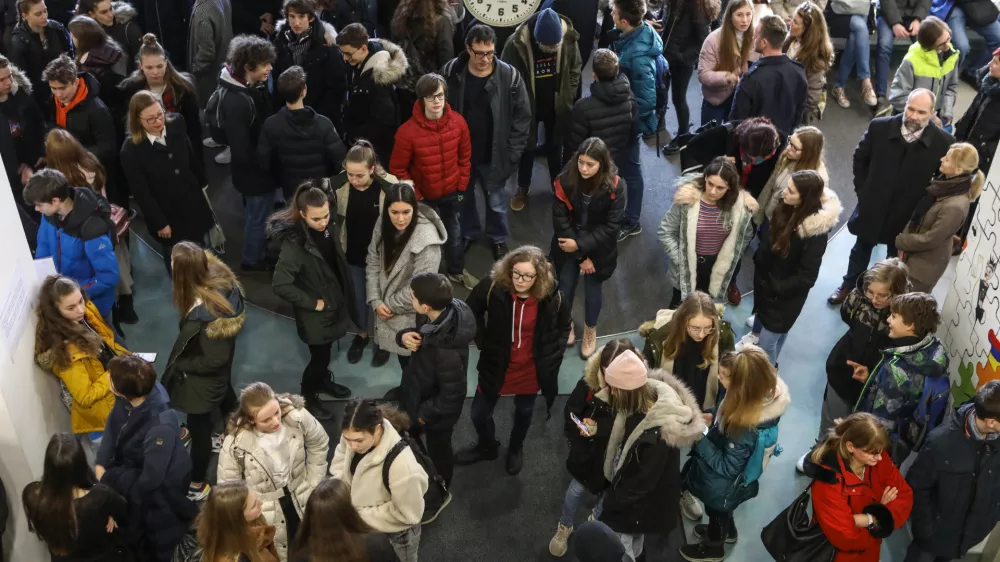 Gimnazija Bežigrad, Peričeva ulica 4, Ljubljana - 14.02.2020 - Informativni dnevi 2020 - informativni dan na srednjih in vi&scaron;jih &scaron;olah ter fakultetah za bodoče &scaron;tudente in dijake - izobraževanje - &scaron;olstvo - &scaron;tudij - dijaki - &scaron;tudenti - //FOTO: Luka Cjuha.