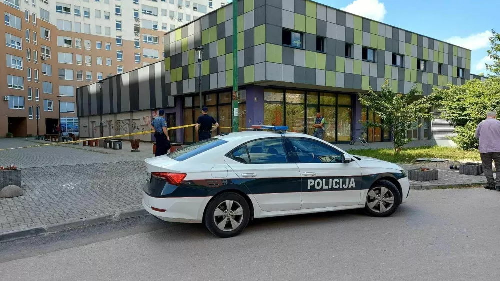 Mo&scaron;ki naj bi v Tuzli najprej umoril svojo ženo in mala otroka, nato pa skočil s 14. nadstropja bloka. 