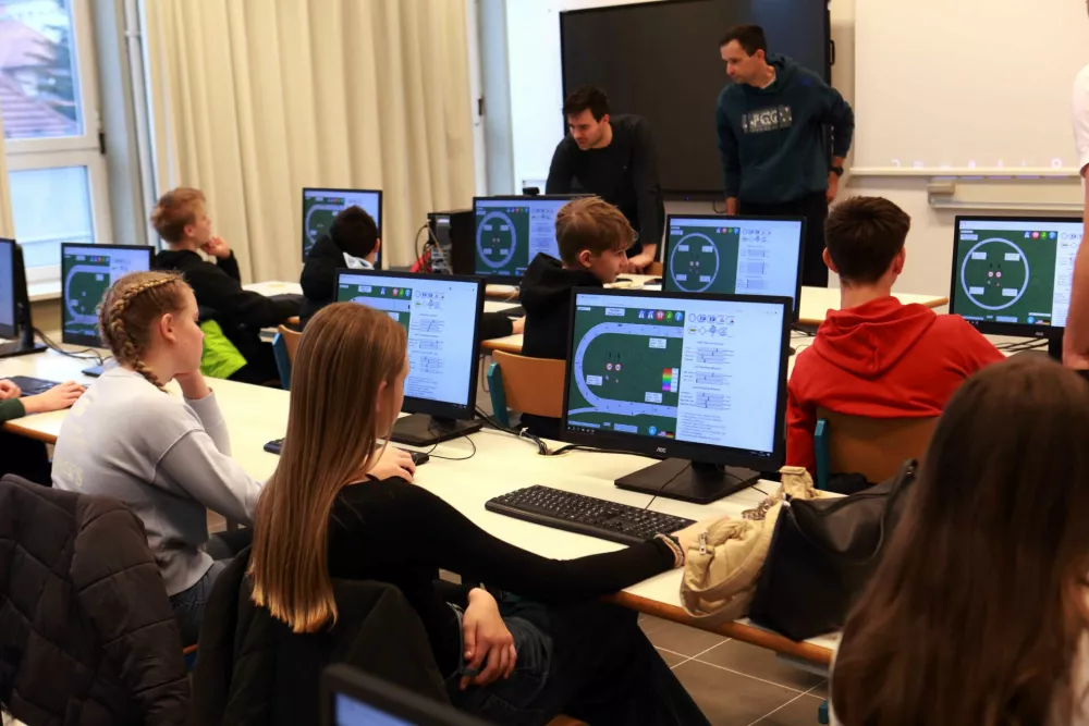 Učencem so z računalni&scaron;kim programom pokazali projektno načrtovanje potni&scaron;kega prometa. Foto: Tomaž Skale