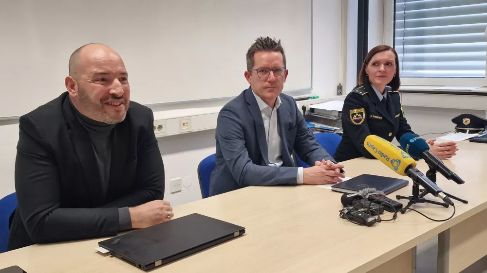 Đani Begić, Črtomir Kuret in Darja &Scaron;tembergar so opozorili na porast spletnih goljufij in preventivne ukrepe. Foto Policija