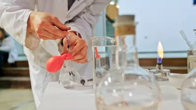 Slovenci izražamo razmeroma negativno mnenje o znanstvenikih in pogosto verjamemo v teorije zarote, povezane z znanostjo. Fotografija je simbolična.&nbsp;Foto: Tomaž Zajel&scaron;nik &nbsp;