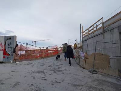 Peron 92 - začasni peron - glavna železni&scaron;ka postaja Ljubljana - železni&scaron;ki nadvoz čez Dunajsko cesto