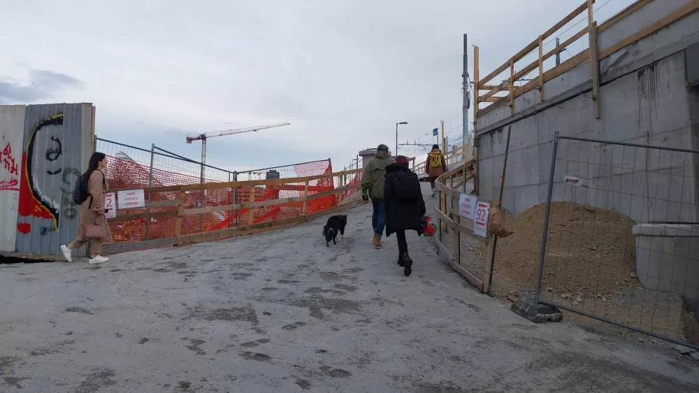 Peron 92 - začasni peron - glavna železni&scaron;ka postaja Ljubljana - železni&scaron;ki nadvoz čez Dunajsko cesto