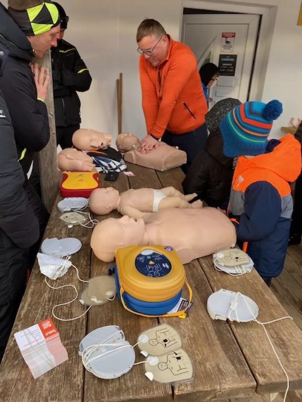 Potem ko so si lani za prevoz morebitnih teka&scaron;kih ponesrečencev z motornimi sanmi priskrbeli aki, je Sokličeva ekipa nedavno na svoje stro&scaron;ke v centru namestila tudi defibrilator ter priredila tečaj njegove uporabe in oživljanja. Foto: Teka&scaron;ki center Confine