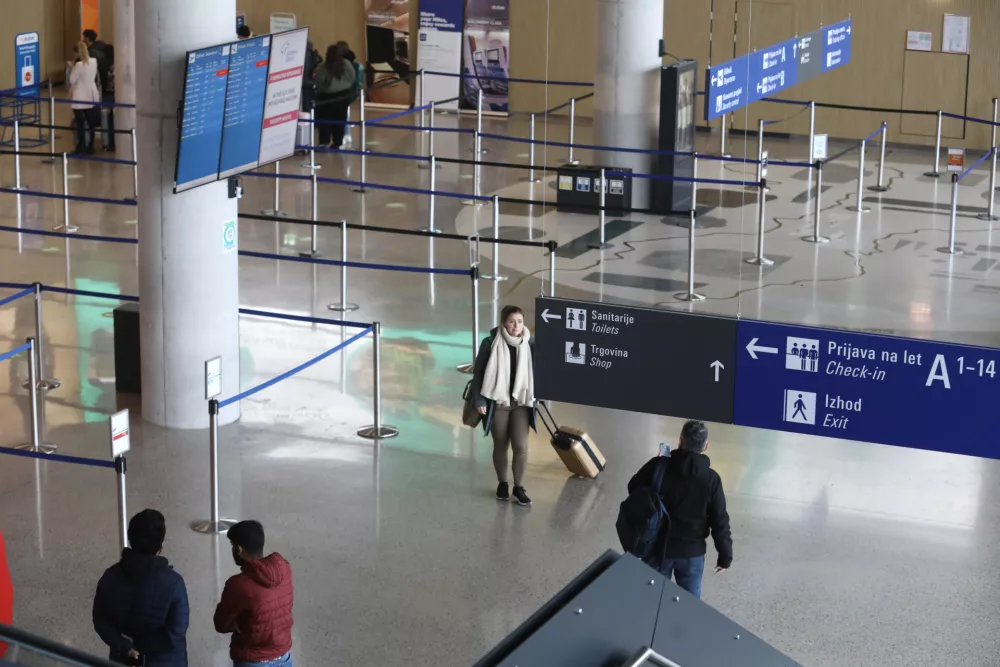 - potni&scaron;ki terminal -&nbsp;- 14.12.2022 - Letali&scaron;če Jožeta Pučnika Brnik &ndash; Aerodrom Ljubljana &ndash; Fraport Slovenija&nbsp;//FOTO: Luka Cjuha