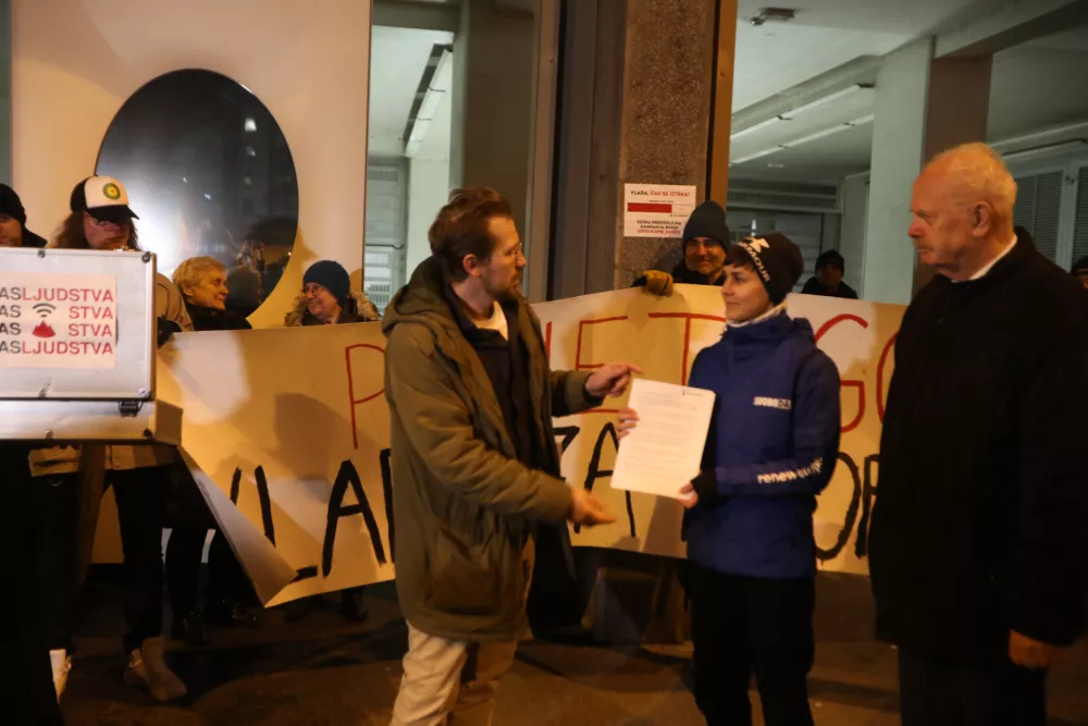 glas ljudstva, opozorilni protest. foto: Bojan Velikonja 
