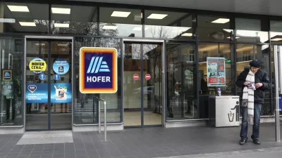 brezdomcem prepovedali prodajo revije Kralji ulice pred pred Hoferjevimi trgovinami- 06.1.2019 &ndash; Trgovina Hofer, Njego&scaron;eva cesta 8 v Ljubljani//FOTO: Luka Cjuha