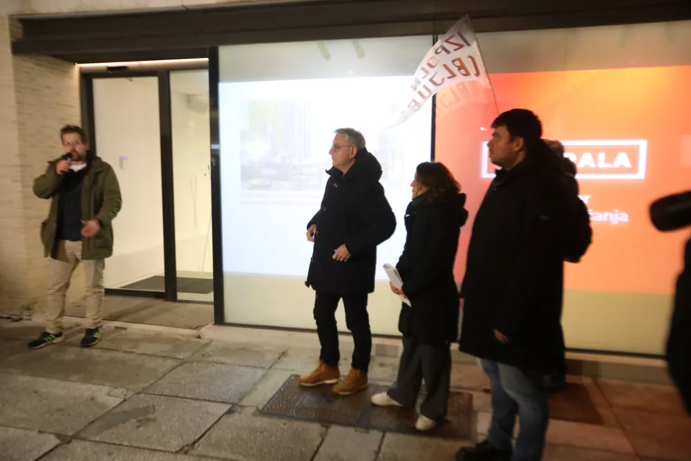 glas ljudstva, opozorilni protest. foto: Bojan Velikonja 