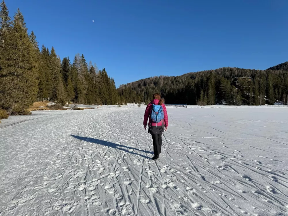 Zimsko pravljico lahko doživite tudi s kraj&scaron;im sprehodom okoli jezera Prebersee