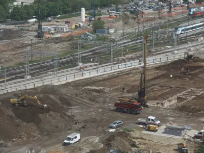 17.04.2024 - gradbi&scaron;če zasebnega projekta Emonika City - potni&scaron;ki center Ljubljana - železni&scaron;ka postaja - avtobusna postajaFOTO: Luka Cjuha